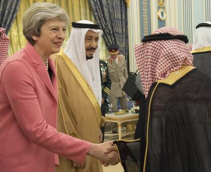 Theresa May junto al rey Salman de Arabia Saudí.