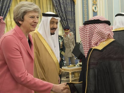 Theresa May junto al rey Salman de Arabia Saud&iacute;.