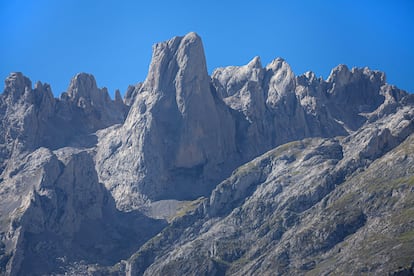 Vista del Naranjo de Bulnes desde Asiegu.