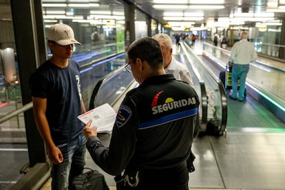 Controles de acceso en la Terminal 4 del aeropuerto de Barajas, este miércoles por la noche.