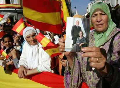 Vecinos de Melilla exhiben fotografías de los Reyes y banderas durante la visita.