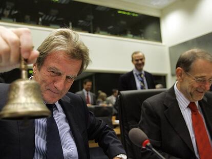 El ministro de Exteriores francés, Bernard Kouchner, toca una campanilla para dar inicio a la reunión de sus homólogos europeos en Luxemburgo.