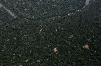 An aerial view shows an illegal logging camp (blue tarpaulin in foreground) in the Bom Futuro National Forest near Rio Pardo in Porto Velho, Rondonia State, Brazil, September 3, 2015. The town of Rio Pardo, a settlement of about 4,000 people in the Amazon rainforest, rises where only jungle stood less than a quarter of a century ago. Loggers first cleared the forest followed by ranchers and farmers, then small merchants and prospectors. Brazil's government has stated a goal of eliminating illegal deforestation, but enforcing the law in remote corners like Rio Pardo is far from easy. REUTERS/Nacho DocePICTURE 2 OF 40 FOR WIDER IMAGE STORY "EARTHPRINTS: RIO PARDO" SEARCH"EARTHPRINTS PARDO" FOR ALL IMAGES