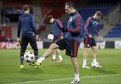 Ribéry controla un balón.