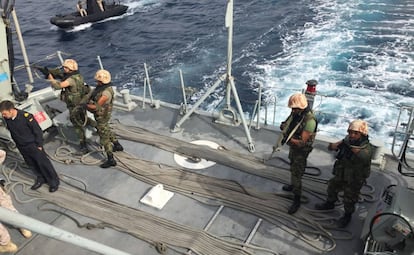 Militares libios en un ejercicio de adiestramiento a bordo de un buque de la Armada española.