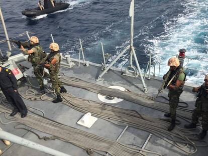 Militares libios en un ejercicio de adiestramiento a bordo de un buque de la Armada española.