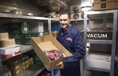 David Men&eacute;ndez, fundador de Mevalco, sostiene en sus brazos una caja con productos c&aacute;rnicos espa&ntilde;oles.