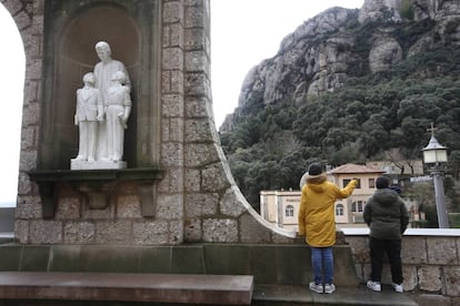 Dos visitants del monestir de Montserrat, aquest diumenge.