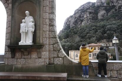 Dos visitants del monestir de Montserrat, aquest diumenge.