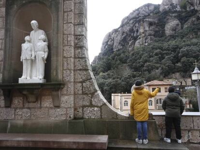 Dos visitants del monestir de Montserrat, aquest diumenge.