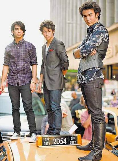 Joe, Nick y Kevin Jonas, parando el tráfico en Nueva York en su nueva película.