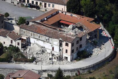 El cap de la Protecció Civil italiana, Fabrizio Curcio, i el delegat extraordinari nomenat pel Govern per gestionar la reconstrucció, Vasco Errani, van explicar als habitants d'Accumoli (a la imatge), un dels municipis més afectats, que les cases provisionals no arribaran abans de set mesos.