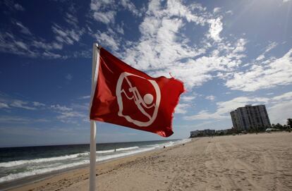 Una bandera roja es vista en la playa de Pompano cerca de Coral Springs, mientras el huracán Matthew se aproxima a Florida. 