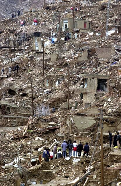 Vista panorámica de las ruinas de la localidad de Hotkan tras el terremoto 6.4 en la escala de Richter, en 2005, El seísmo causó 370 muertos.