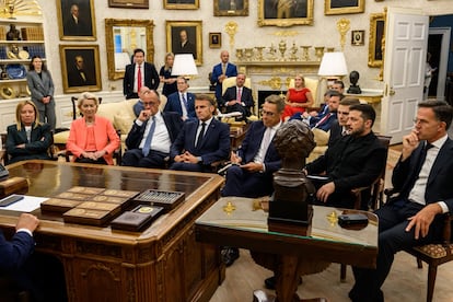 Reunión de Trump con los líderes de la UE y Zelenski, en el Despacho Oval, en una foto compartida por el presidente de EE UU en redes sociales. 
