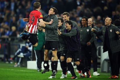 Muniain celebra el cuarto gol ante el Schalke con sus compa&ntilde;eros