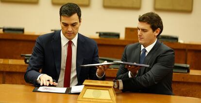 S&aacute;nchez y Rivera, tras la firma del acuerdo.