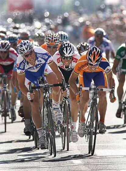 El corredor español, a la izquierda, se impone a Tom Boonen en el sprint final de la undécima etapa