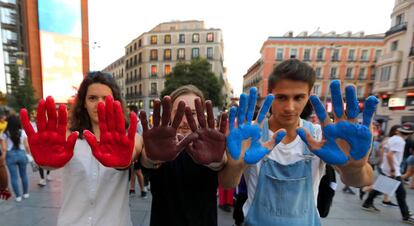 Varios jóvenes festejan el Día Internacional de la Visibilidad Bisexual, en la plaza de Callao de Madrid.  