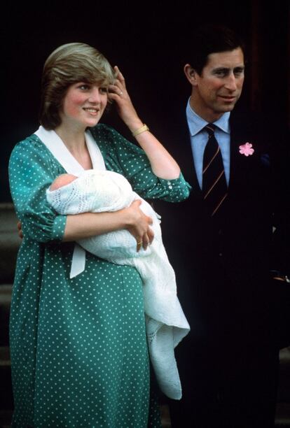 Diana de Gales y Carlos de Inglaterra posan con el príncipe Guillermo, su primogénito, nacido en el hospital Saint Mary de Londres, en 1982.