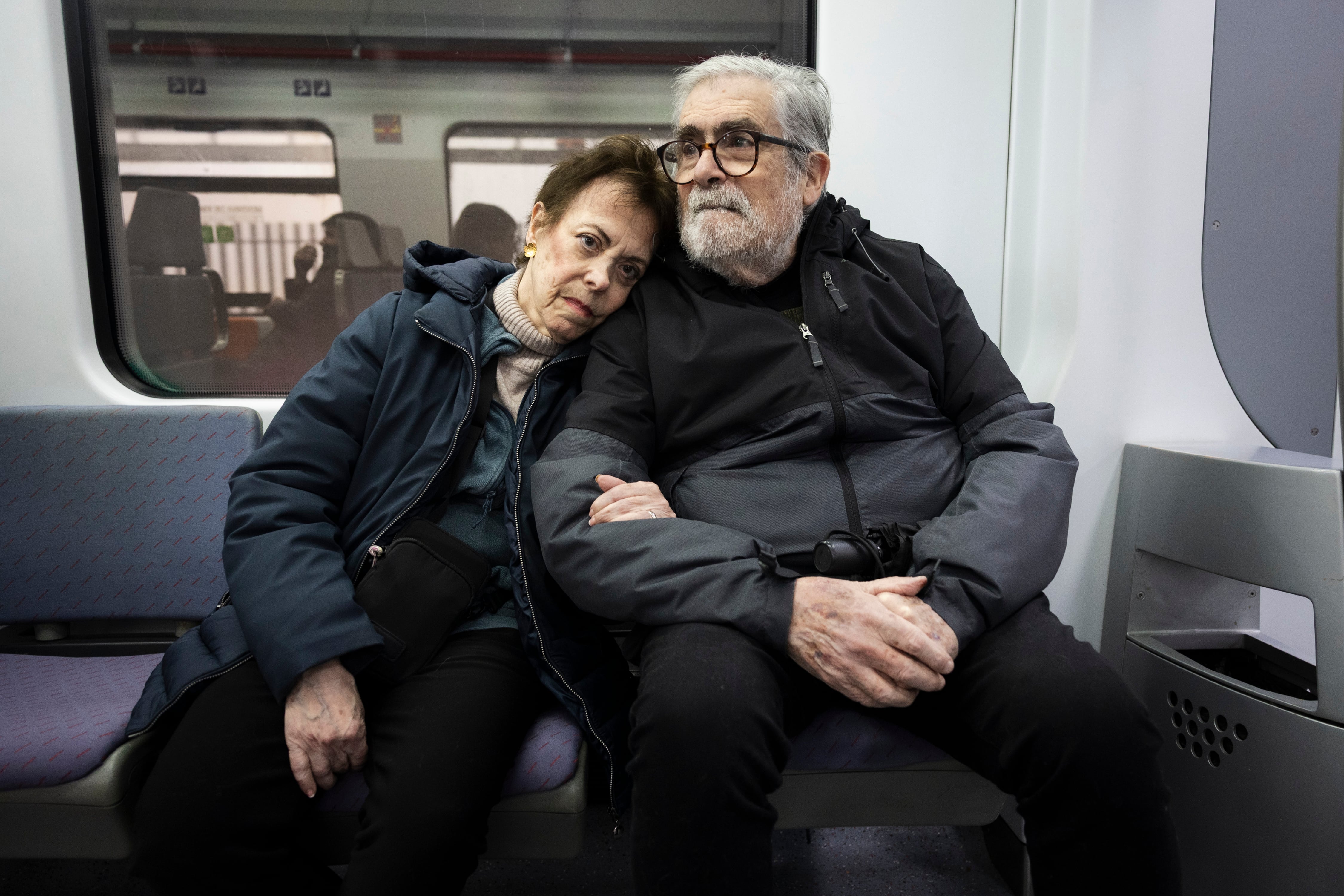 Carlos Agell y Rosemary, usuarios de la línea R1 de Rodalies, en el tramo entre Barcelona y Blanes.