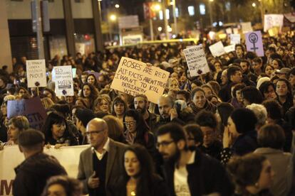 Manifestantes en el Día Internacional de la Mujer por las calles de Barcelona.