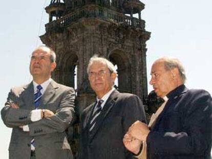 Chaves y Touriño, ayer en Santiago con el canónigo de la catedral.