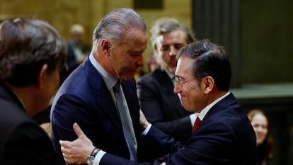 Spanish Foreign Minister José Manuel Albares (r) greets the Mexican ambassador to Spain, Juan Nepomuceno.