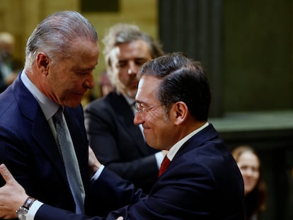Spanish Foreign Minister José Manuel Albares (r) greets the Mexican ambassador to Spain, Juan Nepomuceno.
