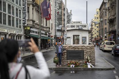 Partiendo de su experiencia personal como refugiado huido de la guerra civil siria, Hesham Moadamani ha creado <a href="https://refugeevoicestours.org/" target="_blank">Refugee Voices Tours</a>, una serie de rutas viajeras por Berlín que trazan paralelismos entre el conflicto sirio y la historia de la emigración en Alemania. Se calcula que en 2015 llegaron a Europa un millón de personas, la mayoría huyendo de la guerra civil siria. Hoy, Refugee Voices Tours ayuda a humanizar esas cifras ofreciendo rutas por distintas ciudades europeas con guías que son refugiados sirios, eritreos e iraquíes. La de Hesham Moadamami es solo una de estas muchas historias: lo abandonó todo para huir del conflicto y en la ciudad turca de Cesme, de noche, se lanzó a nadar los 8 kilómetros que le separaban de la isla griega de Quíos. Antes de esto, solo había visto el mar dos veces, pero lo consiguió, con sus papeles en una bolsa de plástico atada a la cintura y los zapatos en el cuello. Siete horas más tarde, la guardia costera griega le recogió y tramitó sus papeles como refugiado. Más tarde, decidió caminar hasta Alemania, donde llegó con los pies sangrando. <br><br> Su ruta heroica le ha servido para trazar un itinerario diferente, que incluye <a href="https://elviajero.elpais.com/elviajero/2019/07/04/actualidad/1562234825_421018.html" target="_blank">rincones de Berlín como el Muro, la Topografía del Terror y el Checkpoint Charlie</a> (en la imagen), y traza paralelismos entre los 15 millones de personas desplazadas por la II Guerra Mundial y la situación actual en Siria. El paseo termina en un restaurante sirio, donde los participantes charlan sobre lo que han aprendido y saborean lo mejor de la cocina de ese país asiático.