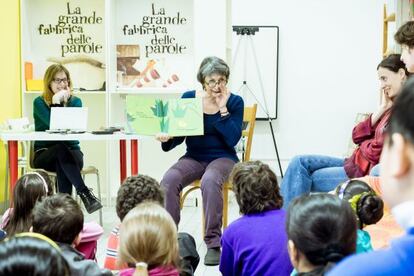 La escritora italiana Emanuela Bussolati (centro) participa en un taller de La grande fabbrica delle parole.