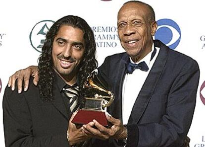 Diego el Cigala y Bebo Valdés posan con el Grammy Latino al mejor álbum tropical tradicional.
/ EFE