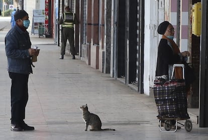 Dos personas esperan a ser atendidas en un comercio el pasado viernes en Rabat.