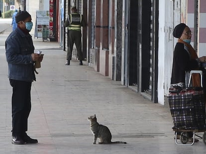 Dos personas esperan a ser atendidas en un comercio el pasado viernes en Rabat.