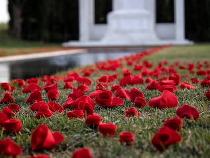 Rosas dejadas como homenaje a los difuntos en un cementerio.
