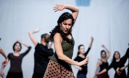 La bailaora Yalda Younes, de 37 años, imparte una clase de flamento en el teatro Tournesol de Beirut.