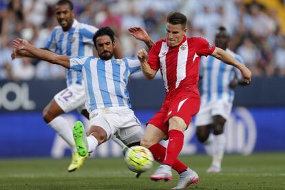 Gameiro chuta ante la oposici&oacute;n de Angeleri.