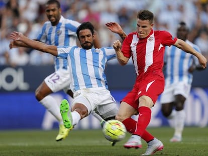 Gameiro chuta ante la oposici&oacute;n de Angeleri.