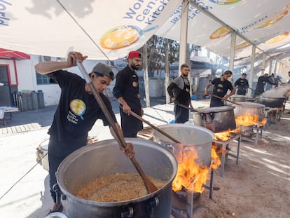 Voluntarios de WCk preparan comida en Gaza.