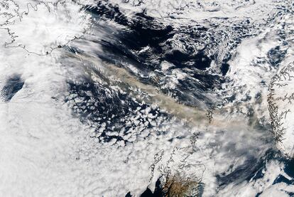 Una imagen de satélite facilitada por la NASA, y fechada el 15 de abril, muestra la pluma del volcán Eyjafjallaen Islandia  alcanzando el norte del atlántico, sobre Bretaña (centro abajo) y el sureste de Noruega.