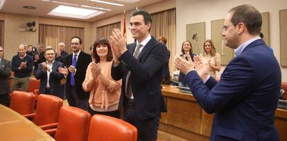 Socialist secretary general Pedro Sánchez (c) during a party meeting.