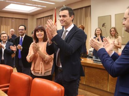 Socialist secretary general Pedro Sánchez (c) during a party meeting.