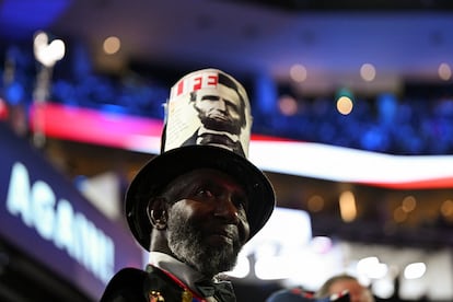 Alvin Portee Jr., delegado alternativo de Columbia, Carolina del Sur, con su sombrero de copa tuneado con imágenes de Lincoln.
