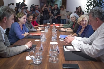 Ada Colau, se reúne en Barcelona con 8 alcaldes del cambio.