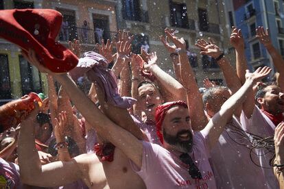 Ambiente festivo durante el chupinazo en los Sanfermines.