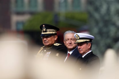 Andrés Manuel López Obrador, acompañado por el secretario de Defensa Luis Cresencio Sandoval y el secretario de Marina José Rafael Ojeda, en el comienzo del desfile.
