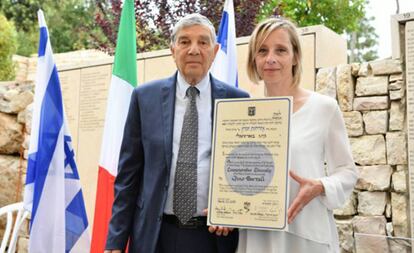 Gioia, neta de Bartali, ao lado de Avner Shalev, presidente do Museu do Holocausto, depois de receber o certificado