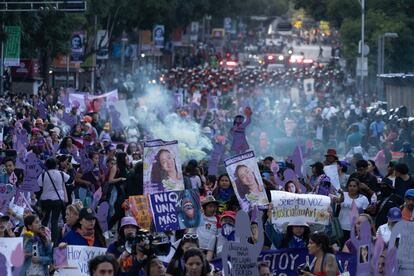 Los colectivos feministas avanzan por avenida Juárez. 