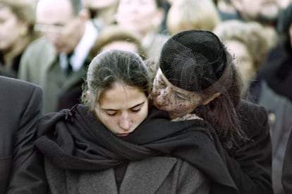 Anne Pingeot y su hija Mazarine, en enero de 1996, durante el entierro del expresidente Fran&ccedil;ois Mitterrand