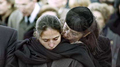 Anne Pingeot y su hija Mazarine, en enero de 1996, durante el entierro del expresidente Fran&ccedil;ois Mitterrand